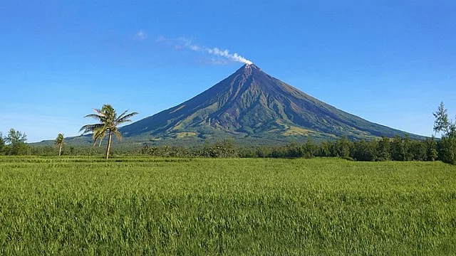 Mayon Volcano Top 10 tourist attractions in the philippines