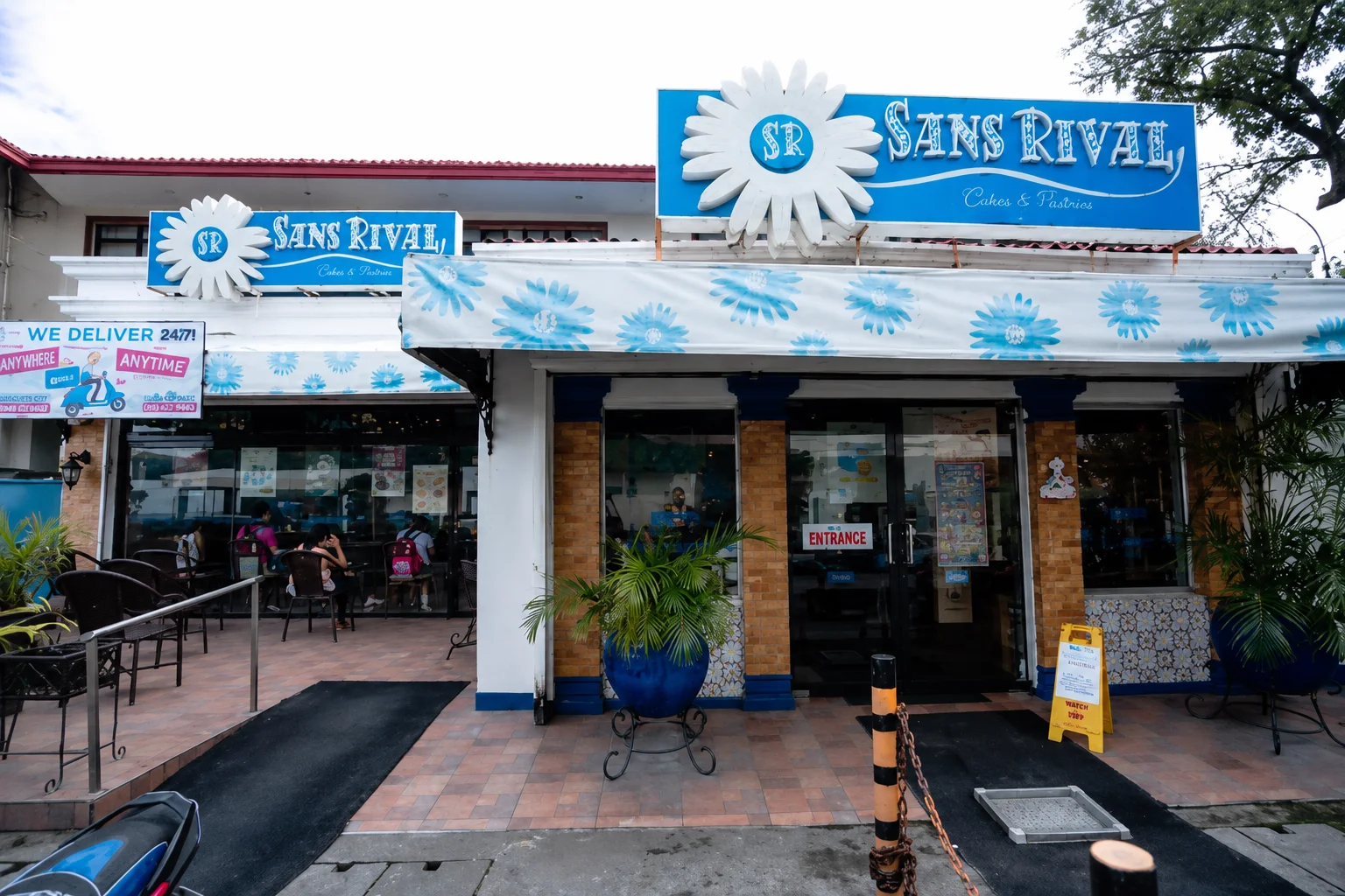 Sans Rival Cakes and Pastries shop on Rizal Boulevard Dumaguete — display case showing silvanas, sans rival cake and brazo de Mercedes boxes for pasalubong