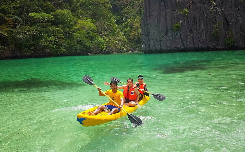 10 Romantic Getaways in the Philippines (2026): Best Honeymoon Spots for Couples 12 Kayak in a limestone lagoon in El Nido, Palawan