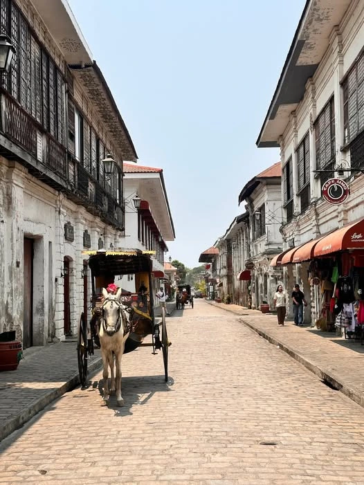Calle Crisologo cobblestone street with Spanish colonial houses in Vigan, Ilocos Sur