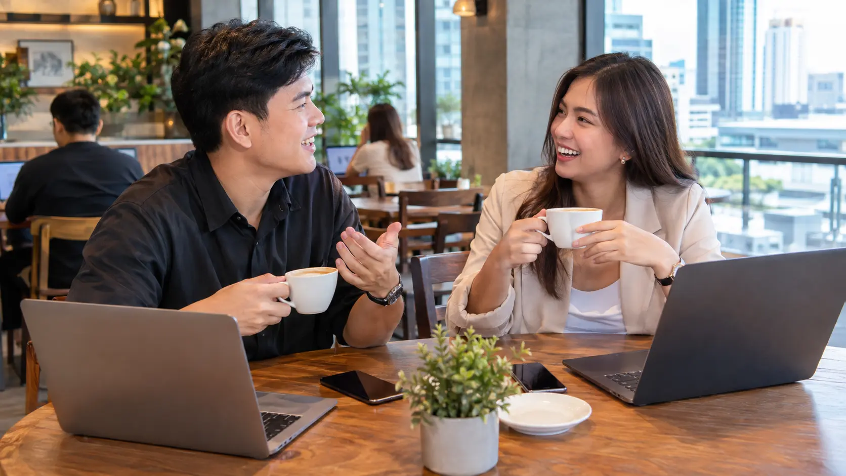 Young Filipinos mixing English and Tagalog (Taglish) in a Manila café