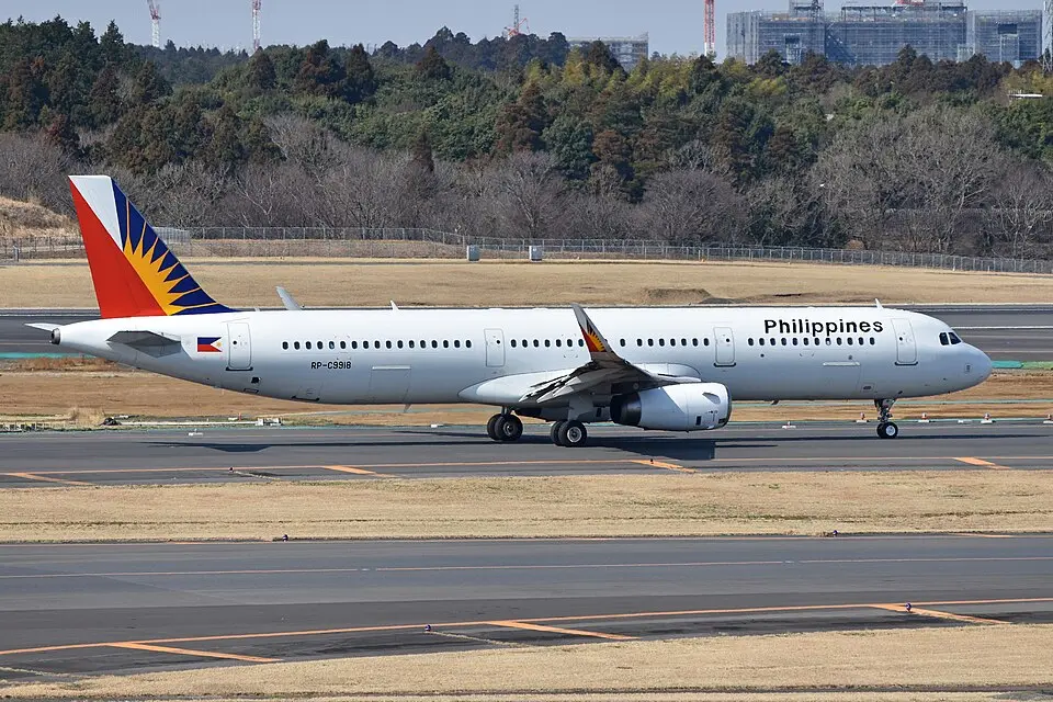 Domestic Flights in the Philippines 2026: Cebu Pacific vs PAL vs AirAsia (Baggage, Routes & Tips) 13 A Philippine Airlines aircraft on a domestic route