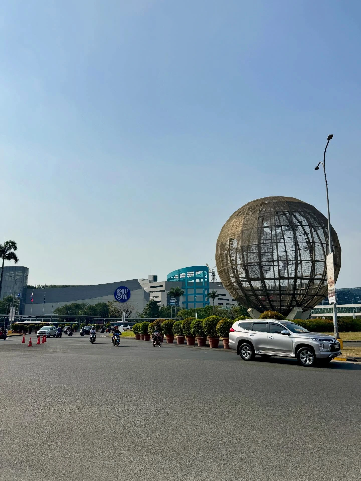 37 Fun Facts About the Philippines (2026): Surprising, Weird & True 26 SM Mall of Asia by Manila Bay, the biggest mall in the Philippines