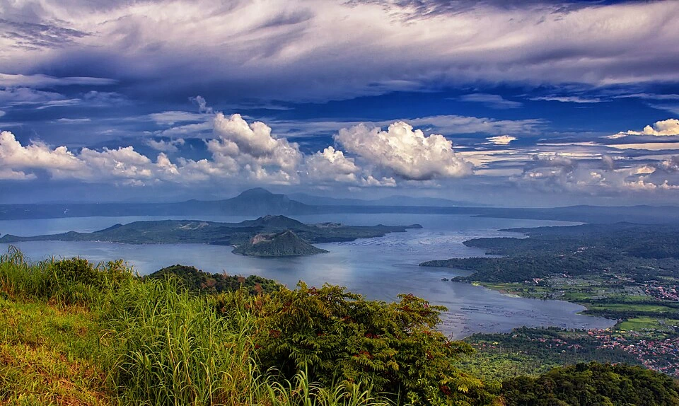 10 Romantic Getaways in the Philippines (2026): Best Honeymoon Spots for Couples 19 View of Taal Lake and Volcano from Tagaytay